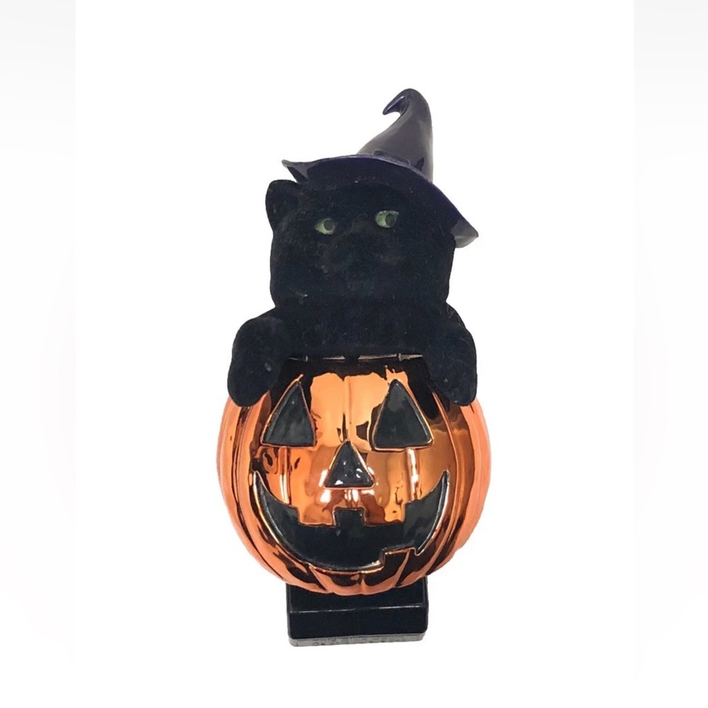 Bath & Body Halloween Wallflower Plug-In Fuzzy Cat On Pumpkin Eyes Light